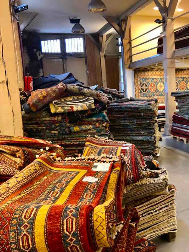 MON TAPIS D'ORIENT - vente, restauration et nettoyage de tapis sur Paris et l’Île-de-France - Mr BARNABEAU :   Restauration et conservation de tapis anciens. Réparation des franges de tapis. Réparation des lisières de tapis. Traitement des trames de tapis. Relainage de tapis. Raviement des couleurs de tapis. Traitement des mites de tapis. Dépoussiérage et dessablage de tapis. La Nettoyage artisanale à l’ancienne exclusivement à la main : lavage, nettoyage de tapis. Réfection de siège, fauteuil, canapé … Intervention sur Paris et l’Île-de-France