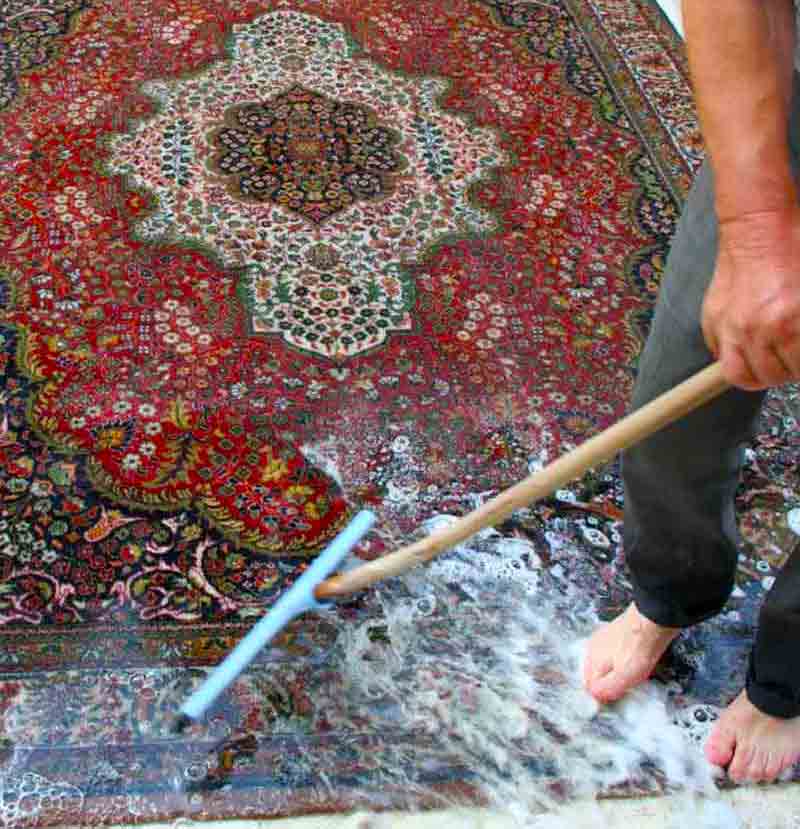 Nettoyage de Tapis - MON TAPIS D'ORIENT sur Paris et l’Île-de-France. Nettoyage artisanal de Tapis  : Dépoussiérage, déssablage, fixation des couleurs des tapis anciens, nettoyage artisanal de tapis à la main, lavage traditionnel à grande eau, soin des tapis en Soie, Nettoyage tâche d’encre, désinfection naturelle, fixateur de couleur …, séchage contrôlé, Inspection finale .  Rénovation de tapis après les dégâts des animaux, mites ...   Intervention sur Paris et l’Île-de-France