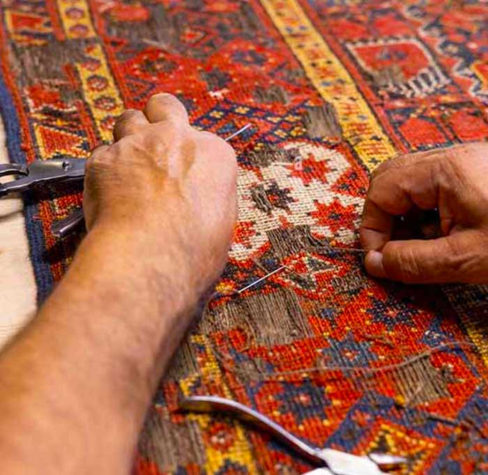 Restauration réparation de tapis  - MON TAPIS D'ORIENT sur Paris et l’Île-de-France. L’excellence d’un savoir-faire unique : Réparation des zones usées et trouées, Restauration des couleurs avec teintures naturelles, Renforcement de la structure, Reprise des motifs endommagés du tapis, Reconstitution des franges et lisières, Consolidation des zones fragilisées. Le renouage : la précision du geste, nœud par nœud. Lisières et franges :préserver l’intégrité du tapis.   Intervention sur Paris et l’Île-de-France
