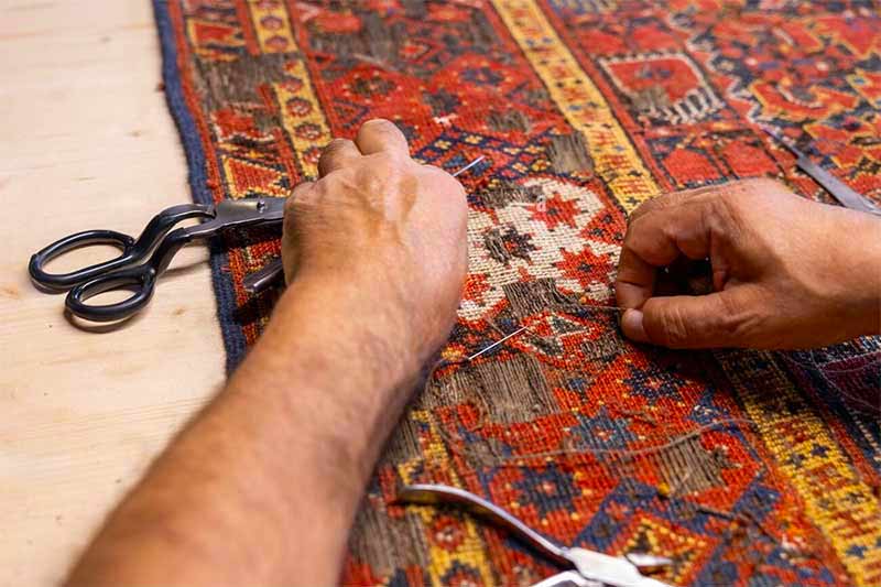 Restauration réparation de tapis  - MON TAPIS D'ORIENT sur Paris et l’Île-de-France. L’excellence d’un savoir-faire unique : Réparation des zones usées et trouées, Restauration des couleurs avec teintures naturelles, Renforcement de la structure, Reprise des motifs endommagés du tapis, Reconstitution des franges et lisières, Consolidation des zones fragilisées. Le renouage : la précision du geste, nœud par nœud. Lisières et franges :préserver l’intégrité du tapis.   Intervention sur Paris et l’Île-de-France