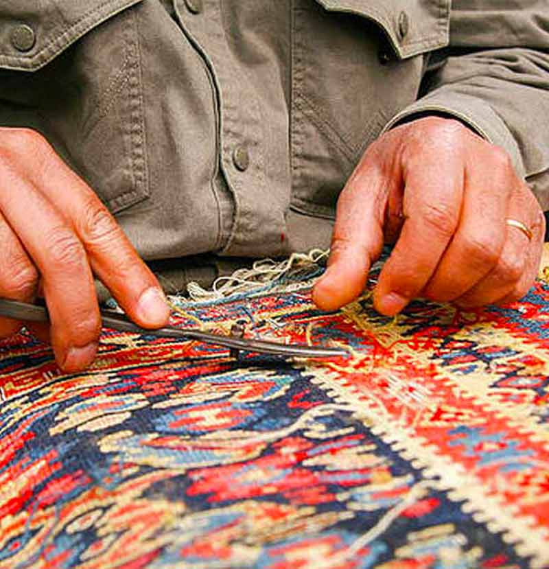 Restauration réparation de tapis  - MON TAPIS D'ORIENT sur Paris et l’Île-de-France. L’excellence d’un savoir-faire unique : Réparation des zones usées et trouées, Restauration des couleurs avec teintures naturelles, Renforcement de la structure, Reprise des motifs endommagés du tapis, Reconstitution des franges et lisières, Consolidation des zones fragilisées. Le renouage : la précision du geste, nœud par nœud. Lisières et franges :préserver l’intégrité du tapis.   Intervention sur Paris et l’Île-de-France