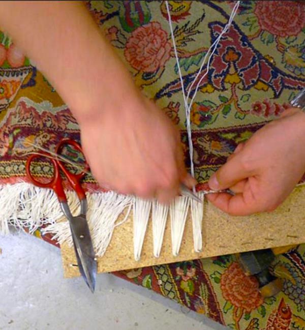 Restauration réparation de tapis  - MON TAPIS D'ORIENT sur Paris et l’Île-de-France. L’excellence d’un savoir-faire unique : Réparation des zones usées et trouées, Restauration des couleurs avec teintures naturelles, Renforcement de la structure, Reprise des motifs endommagés du tapis, Reconstitution des franges et lisières, Consolidation des zones fragilisées. Le renouage : la précision du geste, nœud par nœud. Lisières et franges :préserver l’intégrité du tapis.   Intervention sur Paris et l’Île-de-France
