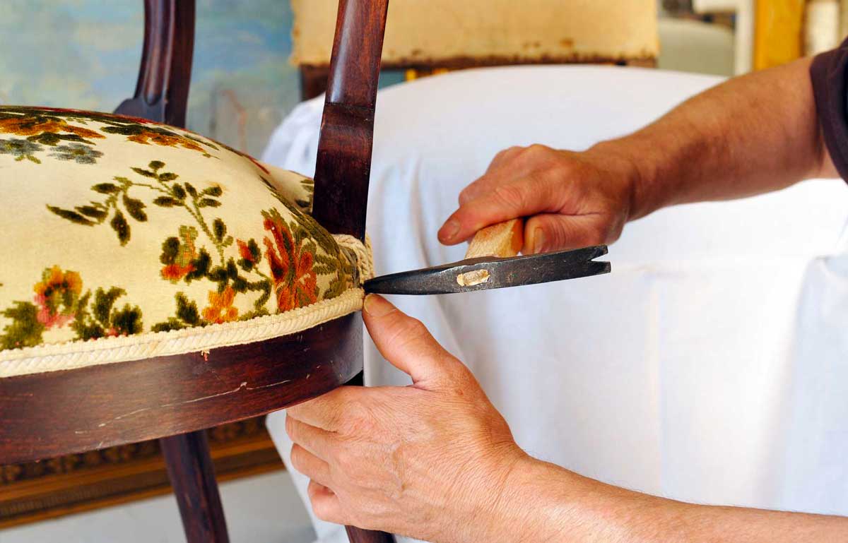 MON TAPIS D'ORIENT : Expert dans la vente, le rachat, le nettoyage, la restauration et réparation de tapis d’Orient: Paris et l’Île-de-France - vente, rachat, restauration, réparation et nettoyage de tapis sur Paris et l’Île-de-France - Mr BARNABEAU :   Restauration et conservation de tapis anciens. Réparation des franges de tapis. Réparation des lisières de tapis. Traitement des trames de tapis. Relainage de tapis. Raviement des couleurs de tapis. Traitement des mites de tapis. Dépoussiérage et dessablage de tapis. La Nettoyage artisanale à l’ancienne exclusivement à la main : lavage, nettoyage de tapis. Réfection de siège, fauteuil, canapé … Intervention sur Paris et l’Île-de-France